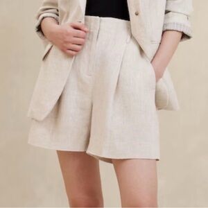 NWT Banana Republic Pleated 100%
Linen Lina Shorts Beige